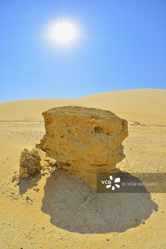 沙漠中的石头图片素材