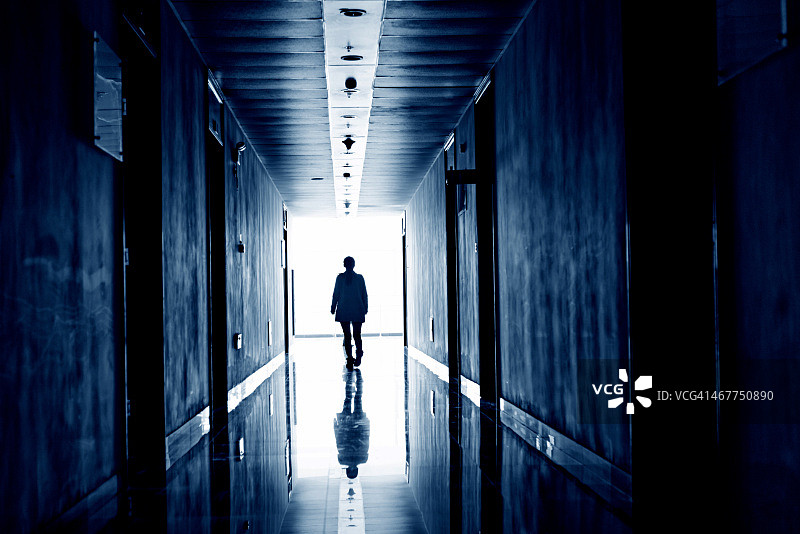 走向光明的女人图片素材