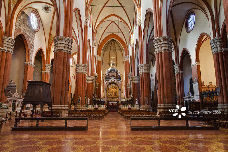 博洛尼亚圣白托略大殿的中殿图片素材