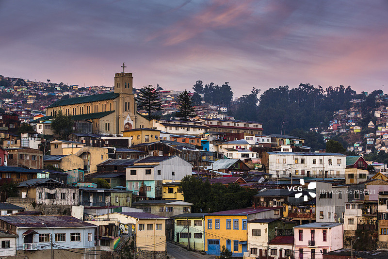 黎明时分的教堂和房屋图片素材