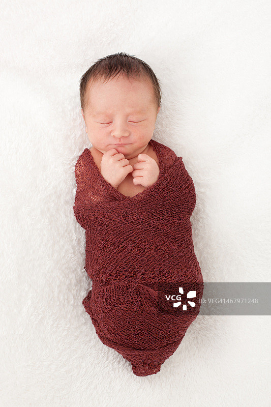 刚出生的男婴图片素材