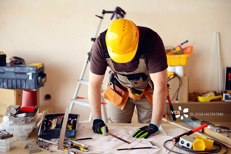 在建筑车间穿着工作服的男木匠图片素材