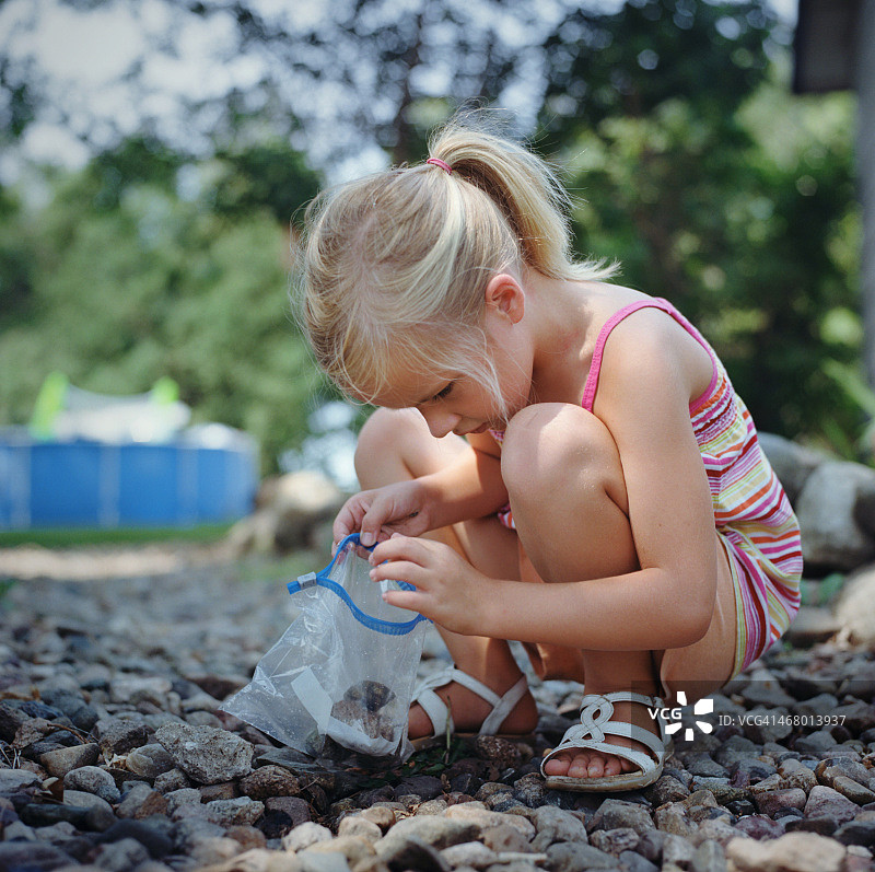 收集石头的年轻女孩图片素材