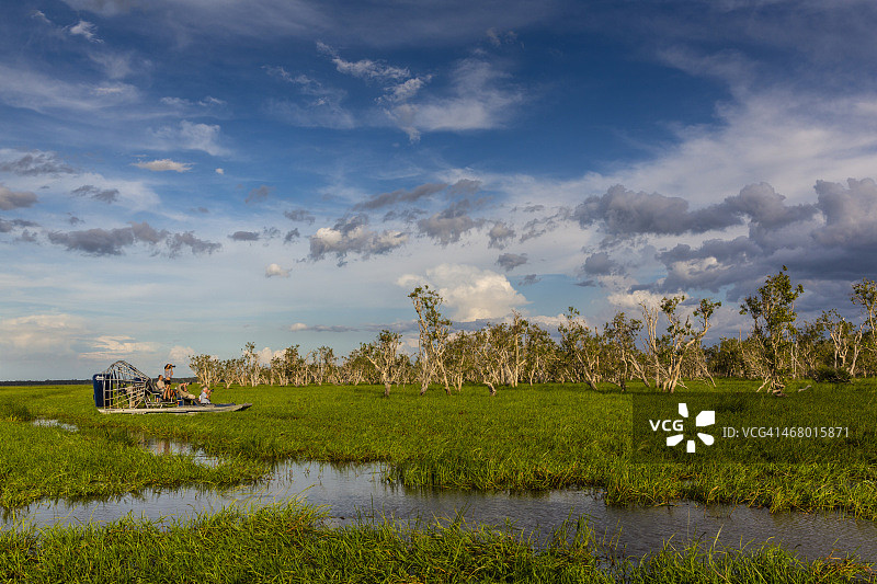 人们在洪泛区乘坐气垫船拍摄图片素材
