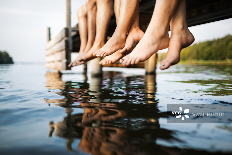 坐在码头上的三个人图片素材