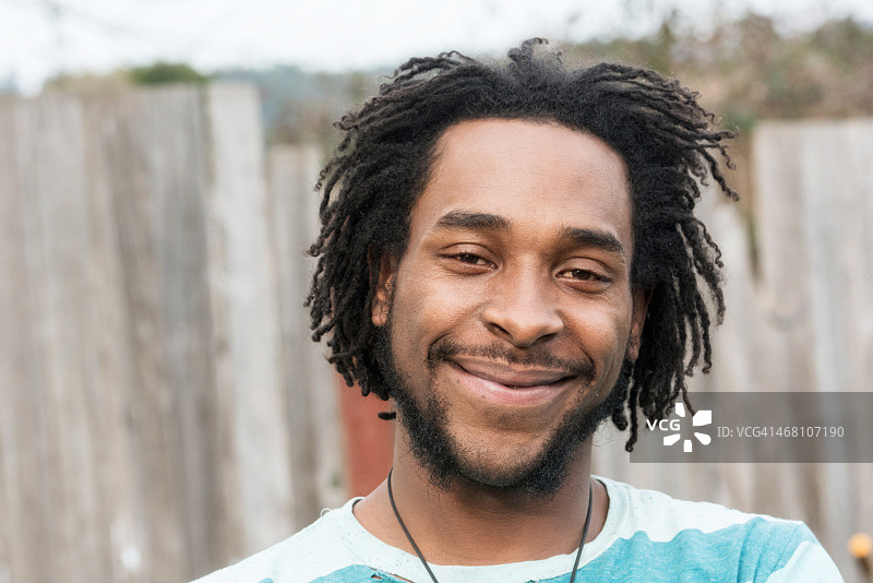 笑容满面的非洲裔加勒比海男子图片素材