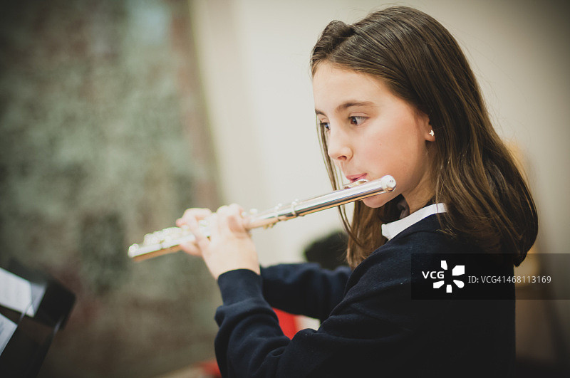 演奏横笛图片素材
