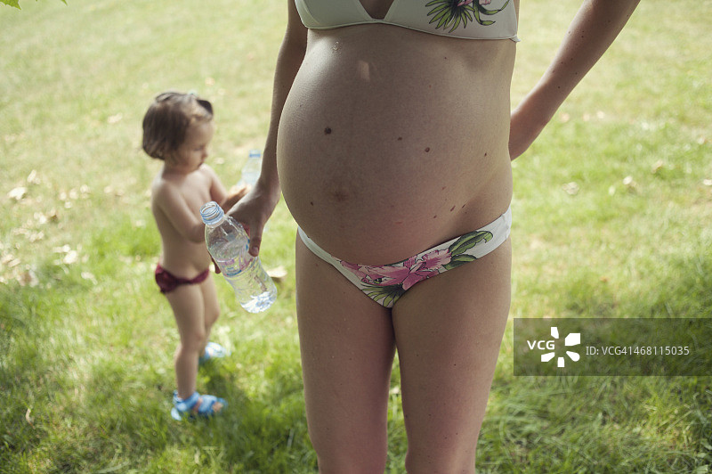 穿着泳衣的孕妇和女儿图片素材