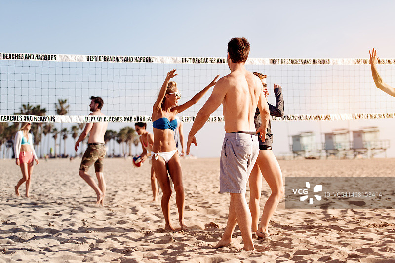 人们在打沙滩排球图片素材