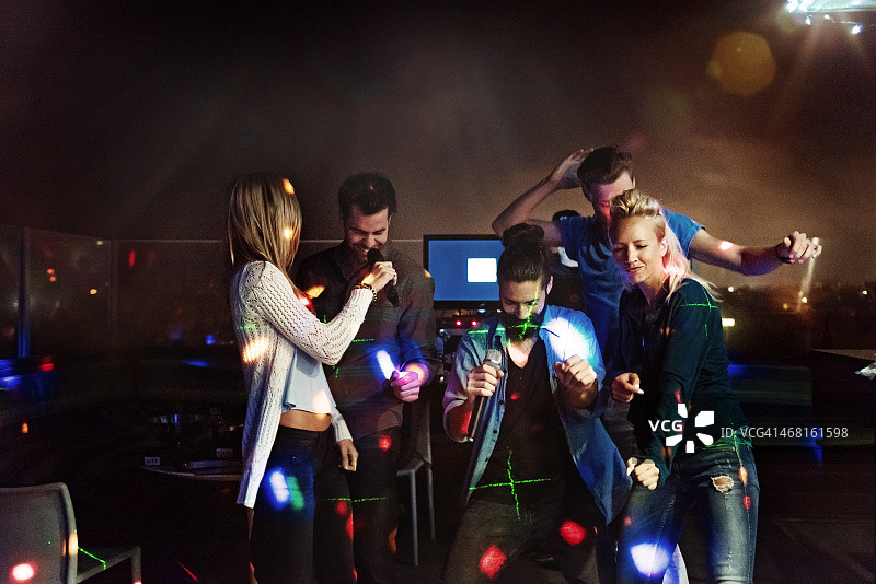 朋友们一起唱卡拉OK图片素材