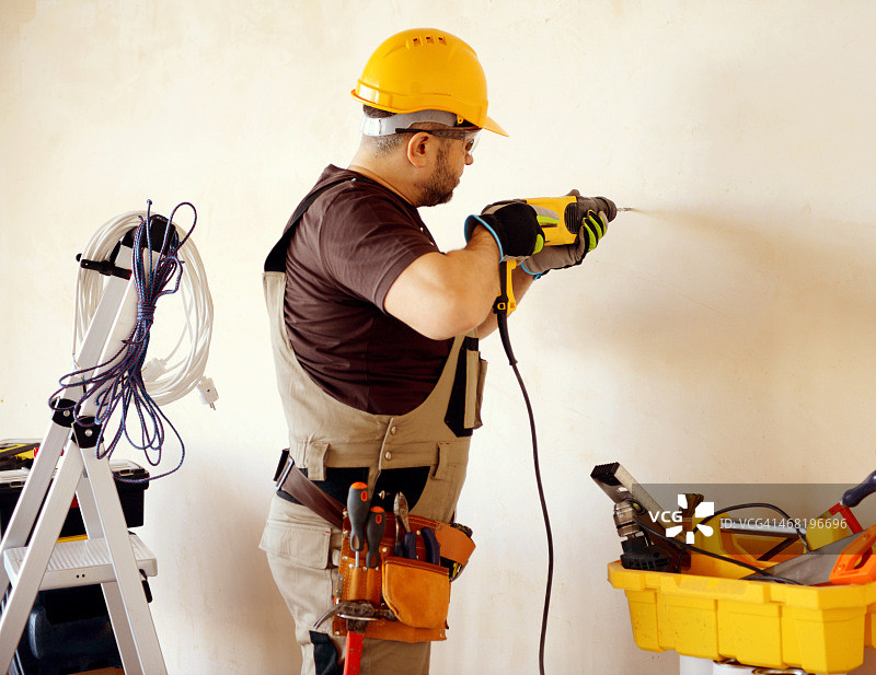 在建筑车间穿着工作服的男木匠图片素材