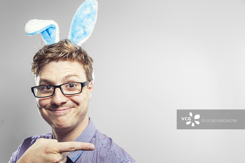摄影工作室里戴兔耳朵的复活节书呆子图片素材