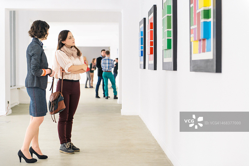 人们在美术馆欣赏艺术品图片素材