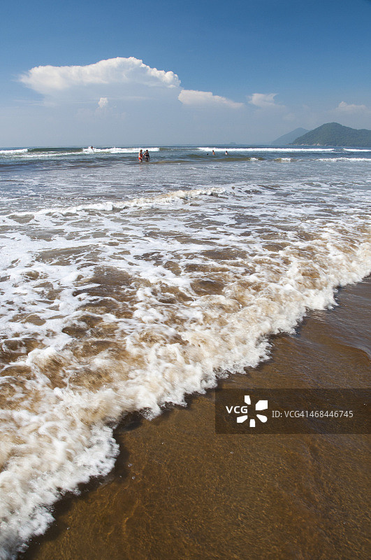 海滩上的白色海浪泡沫图片素材