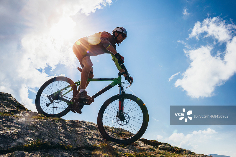 骑自行车在陡峭地形上行驶的冒险者图片素材