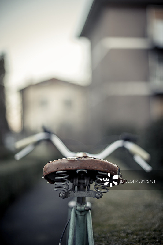 旧自行车棕色皮革车座细节图片素材