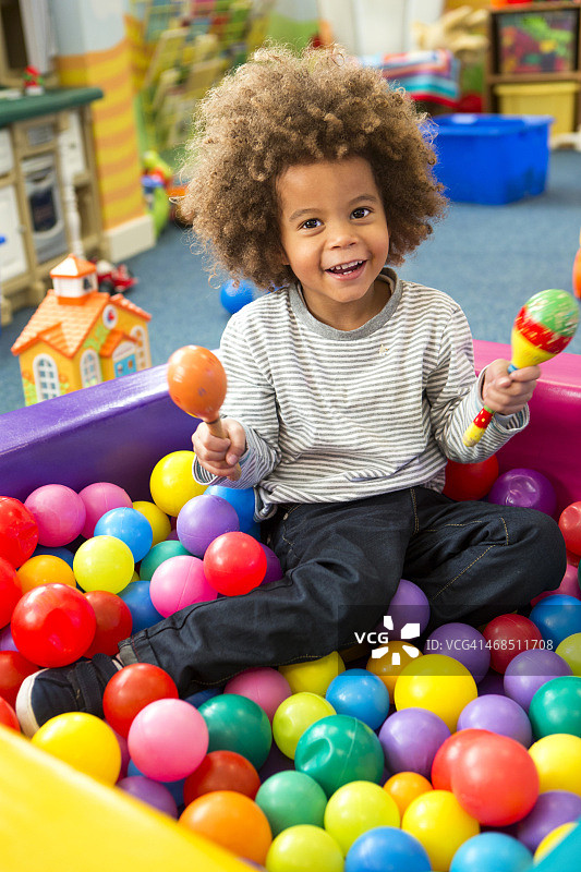 摇动沙锤图片素材