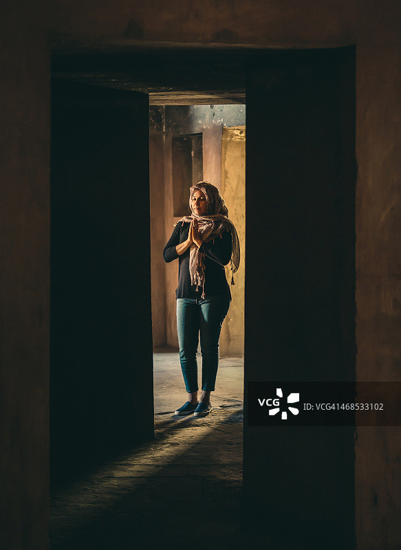 女人祈祷图片素材