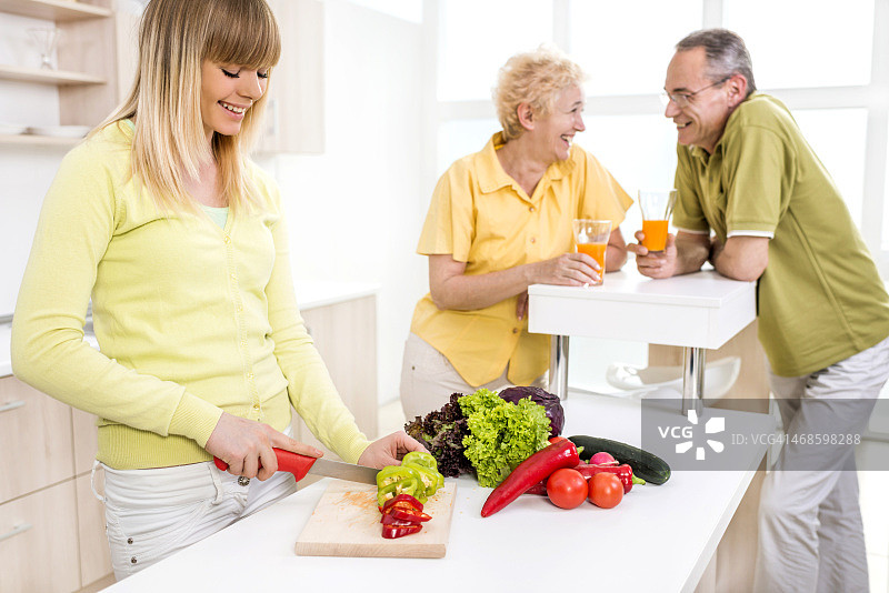 少女在厨房准备食物图片素材