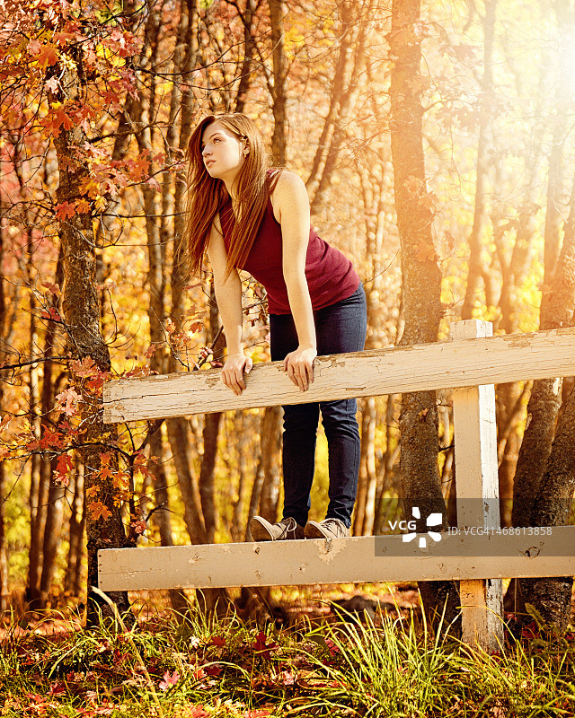 户外秋季环境中的年轻女人图片素材