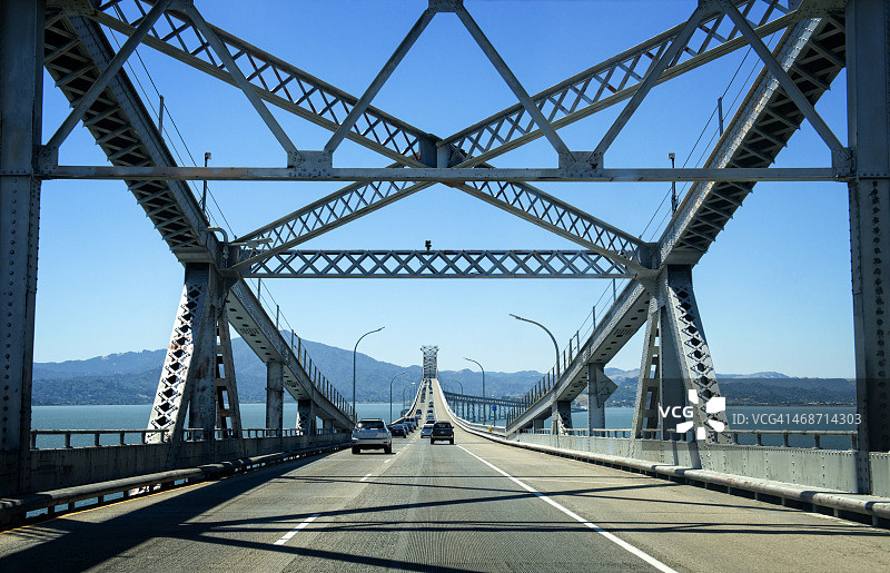 驾车穿越圣拉斐尔-里士满大桥图片素材