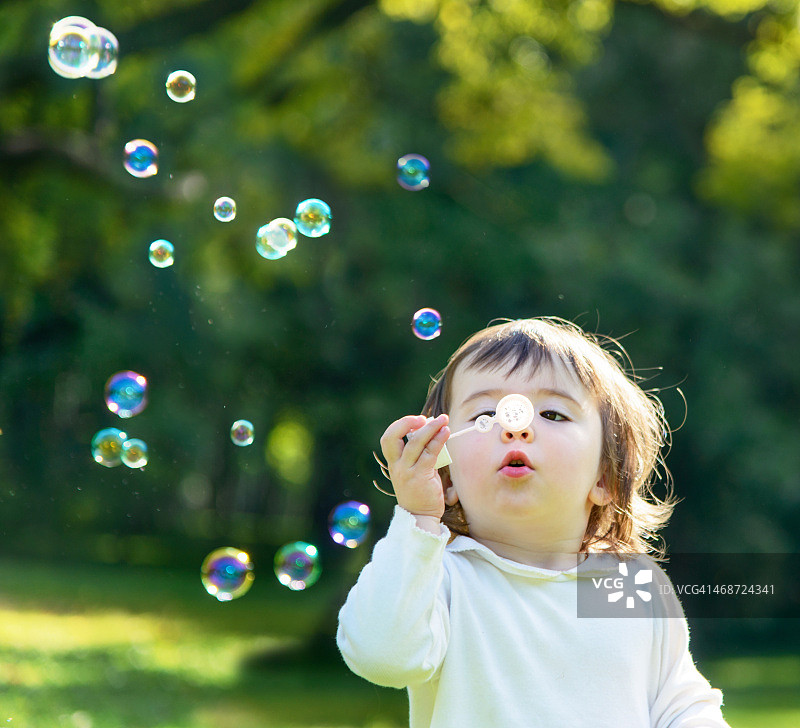 玩肥皂泡泡的女孩图片素材