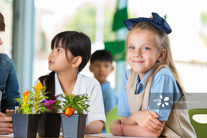 在私立小学科学课上微笑的快乐学生图片素材