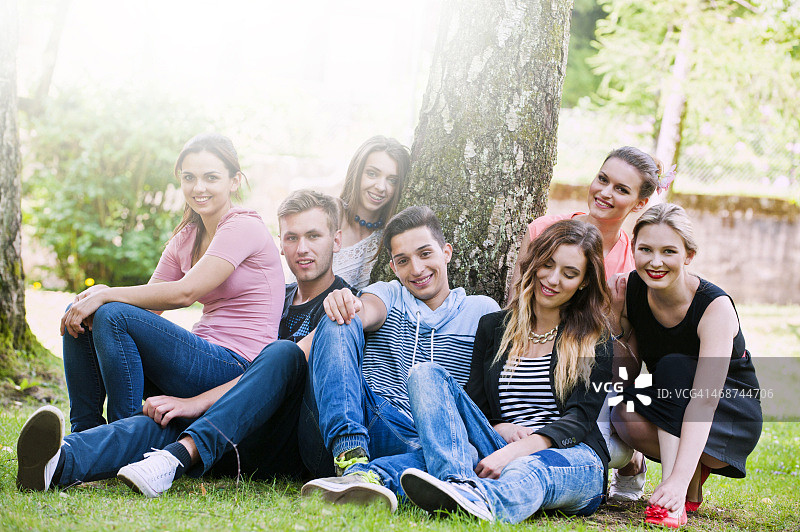 朋友们在公园相聚图片素材