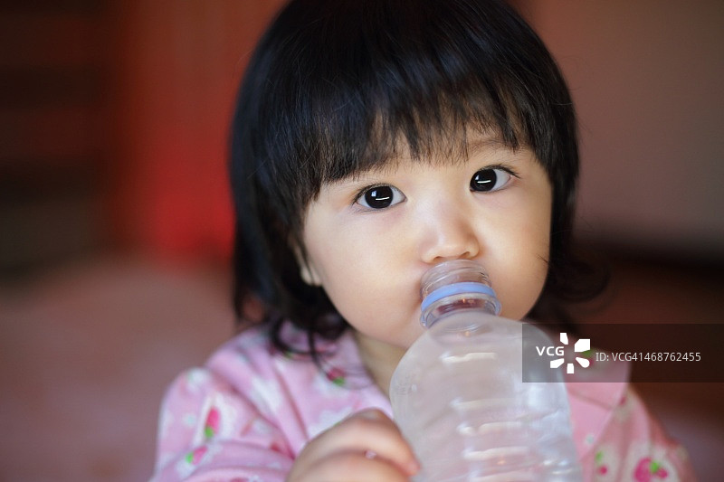 宝宝喝矿泉水图片素材