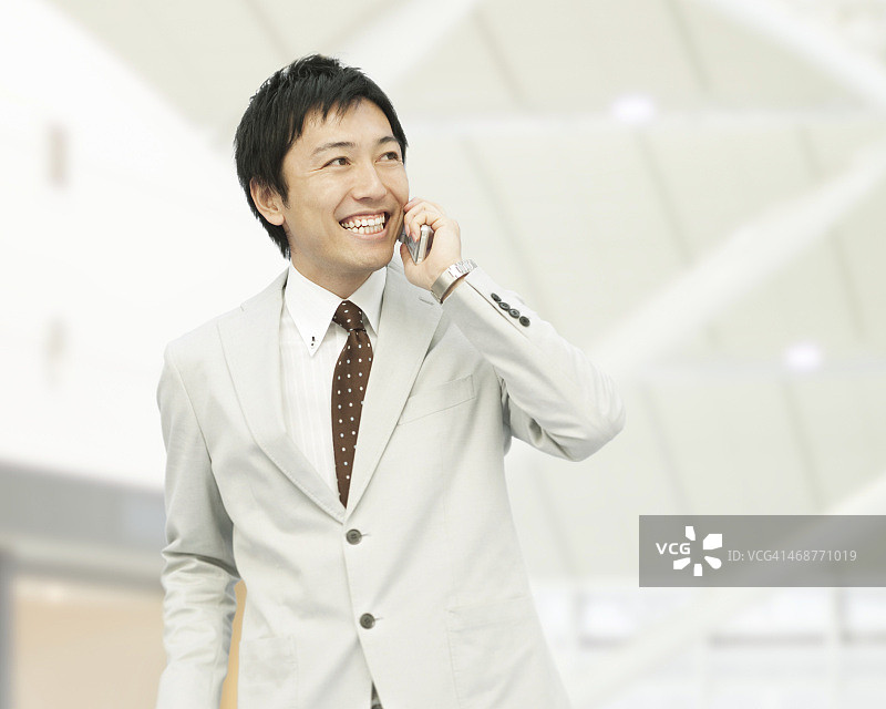 商务男士使用手机图片素材