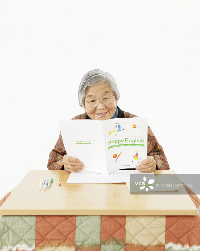 年长的女人在学习英语图片素材