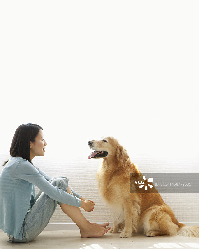 和她的狗在一起的女人图片素材