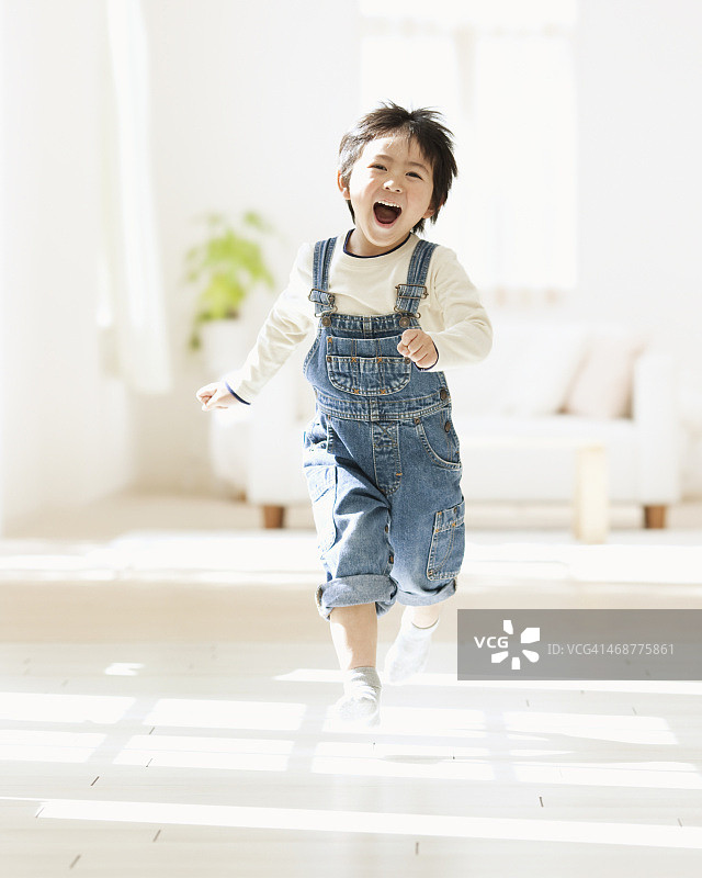 男孩在家跑步图片素材