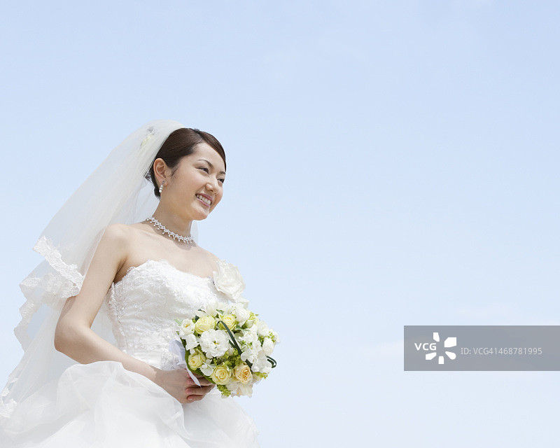 穿着婚纱拿着花束的年轻女人图片素材