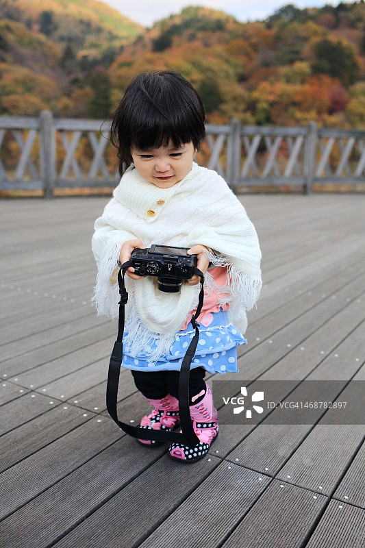 拿着数码相机的婴儿图片素材