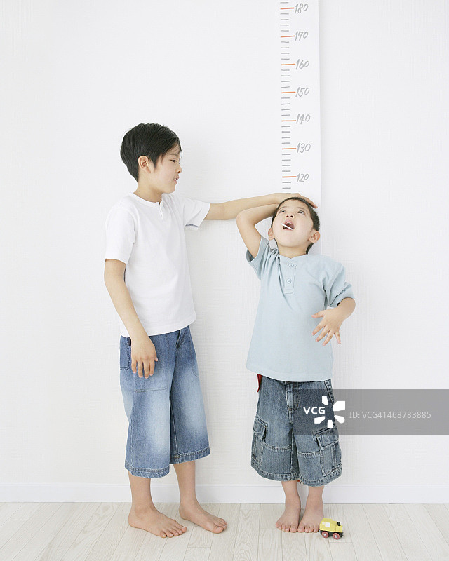 兄弟测量身高图片素材