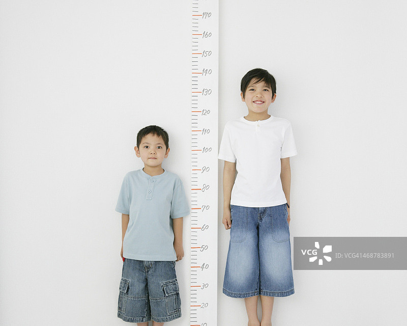 两个兄弟站在天平旁图片素材