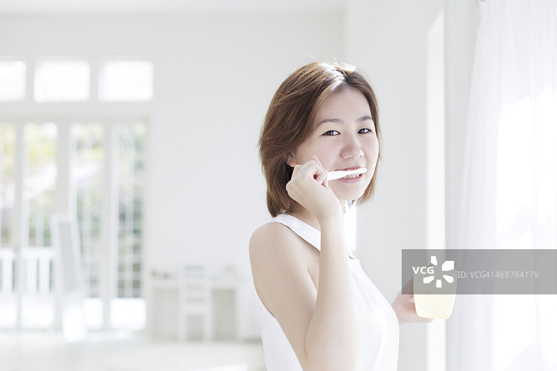 年轻女人刷牙图片素材