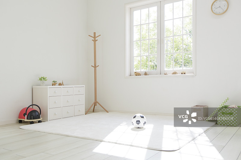 白色客厅，地板上有足球图片素材