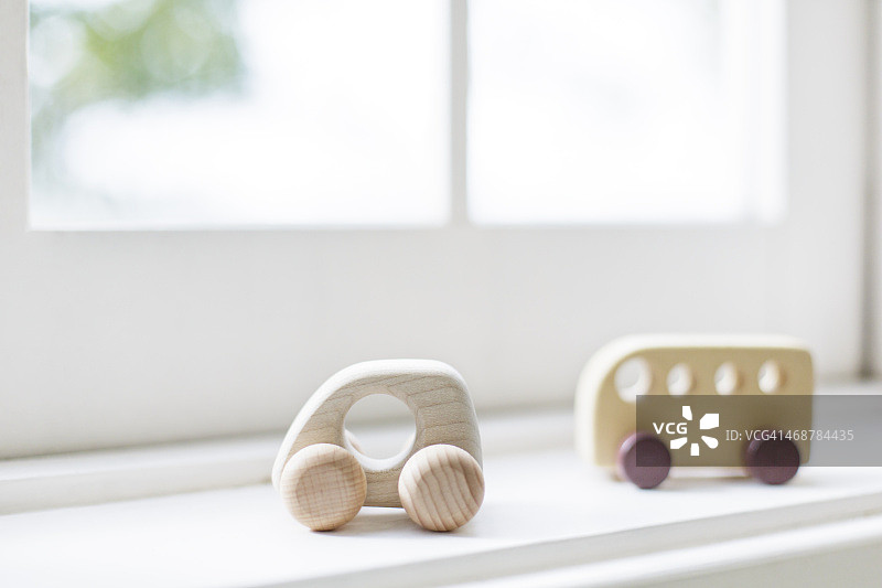 窗台上的木制玩具汽车图片素材