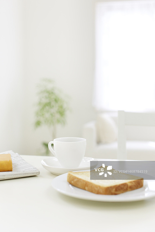 桌上的吐司和咖啡杯图片素材