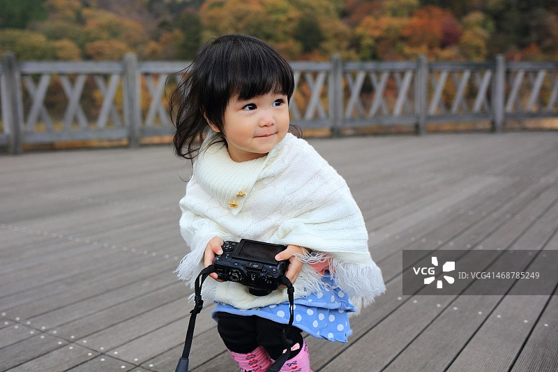 拿着相机的宝宝图片素材