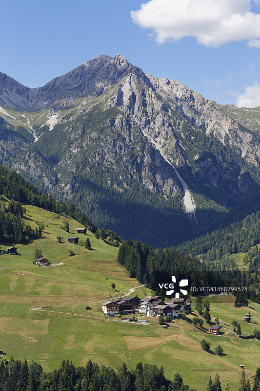 奥地利克恩顿州，卡尼克阿尔卑斯山，莱萨赫塔尔，Xaverlberg村，背景是利恩茨多洛米蒂山图片素材