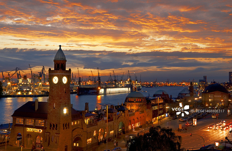 德国汉堡圣保利夜间港口图片素材