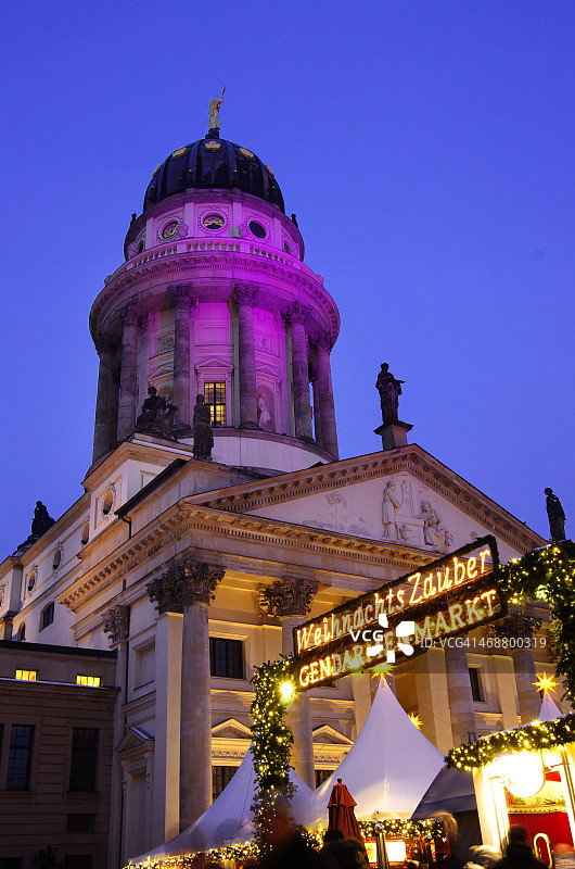 德国柏林宪兵广场圣诞市场音乐厅前图片素材