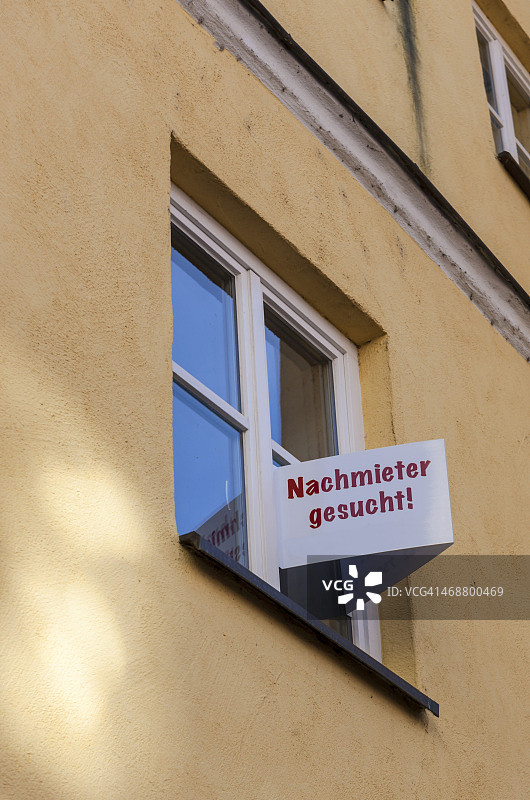 德国巴伐利亚兰茨胡特：窗户上新租户的标志图片素材