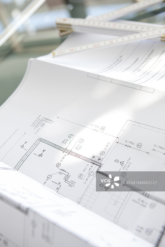 桌子上的建筑平面图和折叠尺图片素材