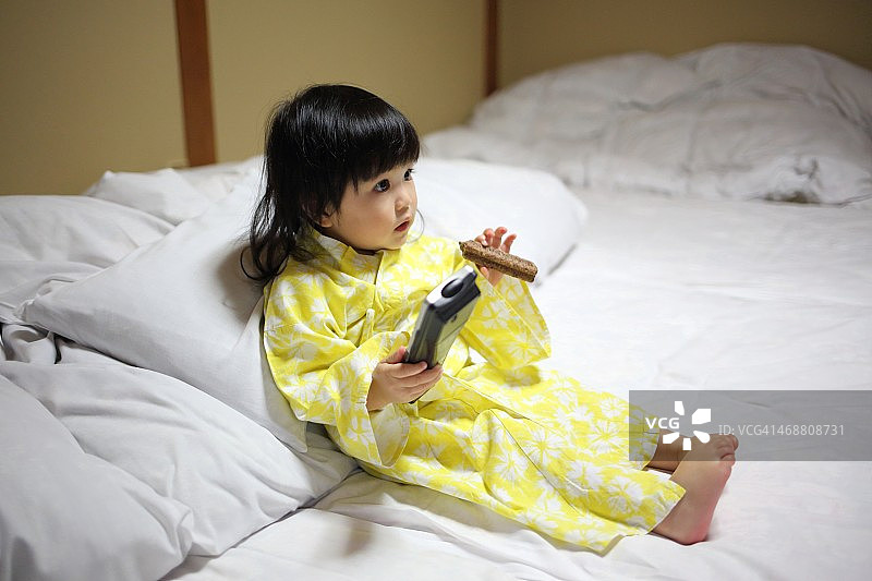 带遥控器的婴儿图片素材
