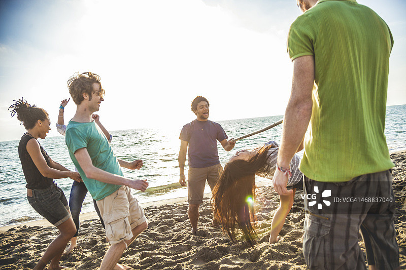 沙滩上的林波舞游戏图片素材