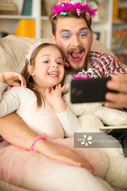 可爱的女儿和父亲的公主时光图片素材